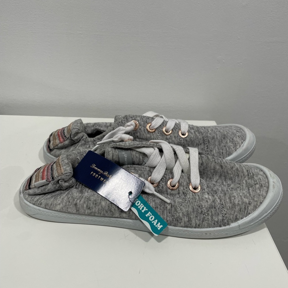 NEW Tommy Bahama Women’s Flat Sneakers Gray Bottom Memory Foam Comfy Shoes 7.5